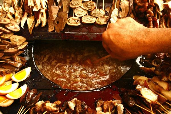 Món thịt heo được xiên vào que để bán tại Myanmar.